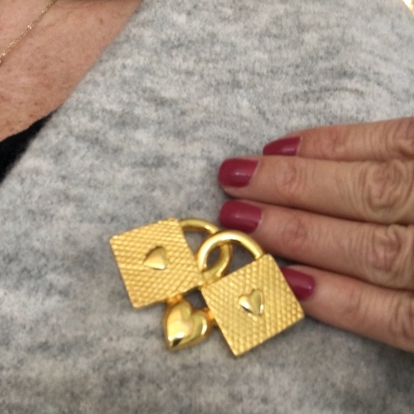 Gold Hearts Pin Brooch Two Heart Baskets One Ctr - Picture 3 of 6